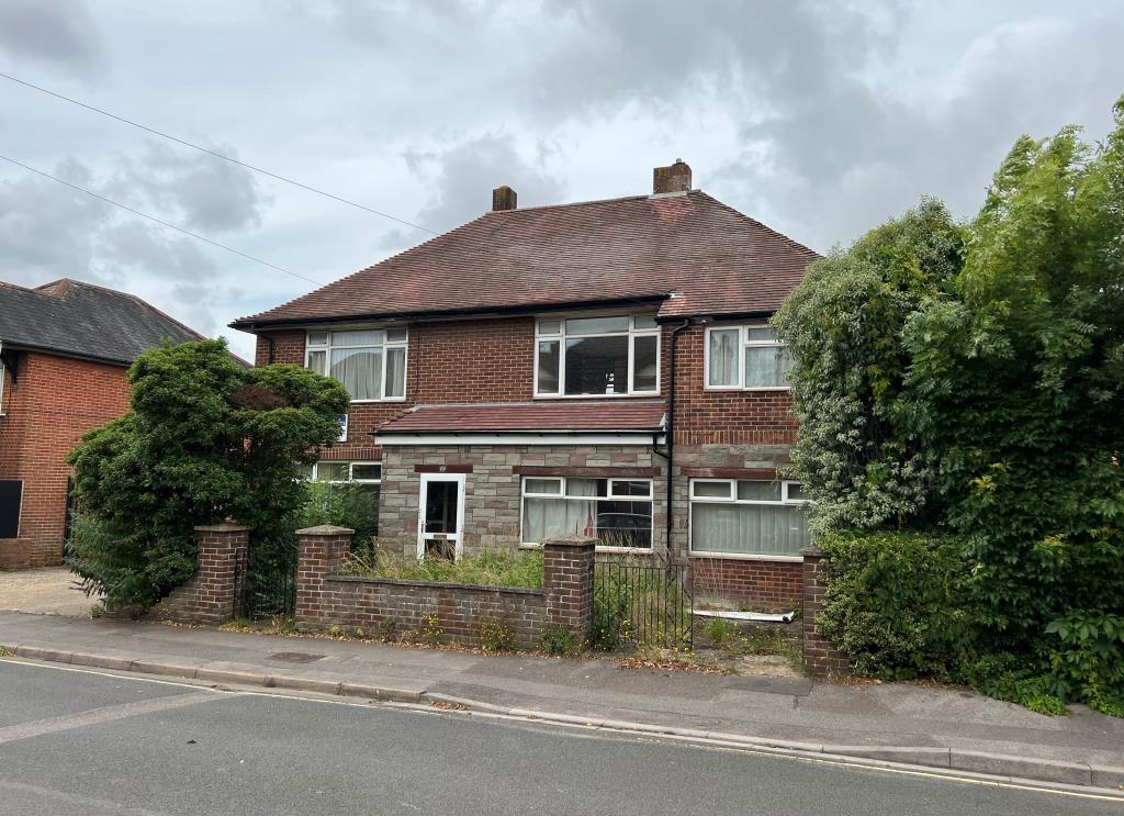 Lot: 29 - FREEHOLD DETACHED HOUSE FOR REFURBISHMENT OR SITE RE-DEVELOPMENT -